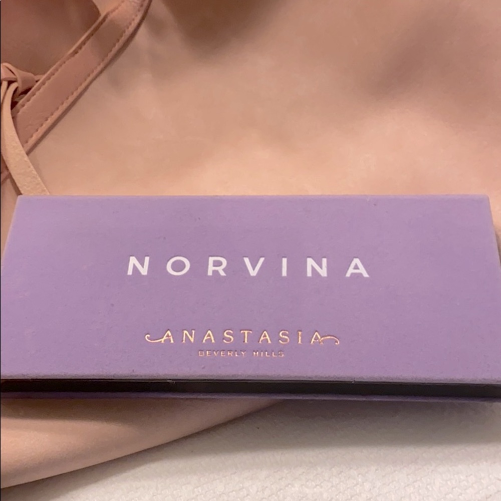 🌟Sale💜ABH Norvina Palette💜